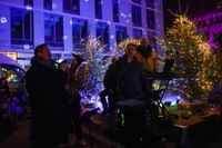 Gemeinsames Weihnachtsliedersingen mit den Hanke Brothers auf dem Grünen Platz.