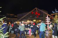 Gemeinsames Weihnachtsliedersingen mit den Hanke Brothers auf dem Grünen Platz.