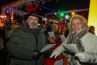 Gemeinsames Weihnachtsliedersingen mit den Hanke Brothers auf dem Grünen Platz.