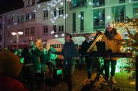 Gemeinsames Weihnachtsliedersingen mit den Hanke Brothers auf dem Grünen Platz.