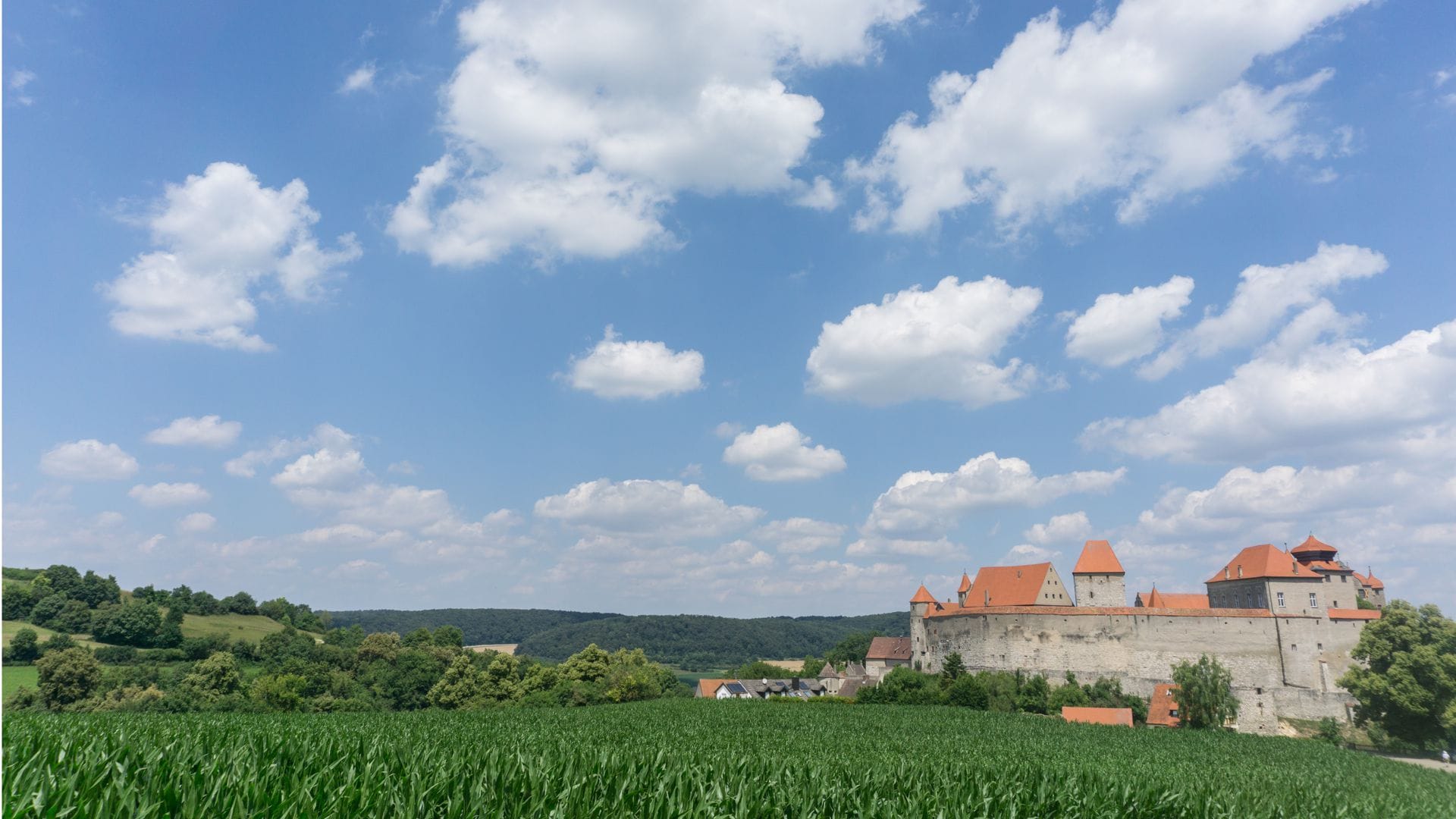 Von Donauwörth an der Donau bis Tuttlingen an der Donau verläuft der 360 Kilometer lange Albsteig entlang des Albtraufs – die Donau selbst wird aber tatsächlich nur zu Beginn und zum Ende berührt. Wir zeigen die schönsten Höhepunkte dieses „Hauptwanderwegs 1“ des Schwäbischen Albvereins.Die gewaltige Anlage des Schlosses Harburg erreicht man gleich am ersten Tag.