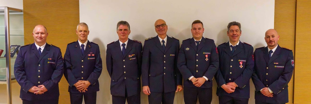 Auf unserem Gruppenbild ( von links): Thomas Schnaufer (Abteilungskommandant der Einsatzabteilung Sindelfingen), Jürgen Ehmke (Verabsachiedung), Uwe Zoller (Verabschiedung), Rainer Just (Gesamtkommandant der Feuerwehr Sindelfingen), Oliver Stein (Beförderung), Markus Becker (Beförderung) und Heiko Lang (sstellvertretender Abteilungskommandant der Einsatzabteilung Sindelfingen).