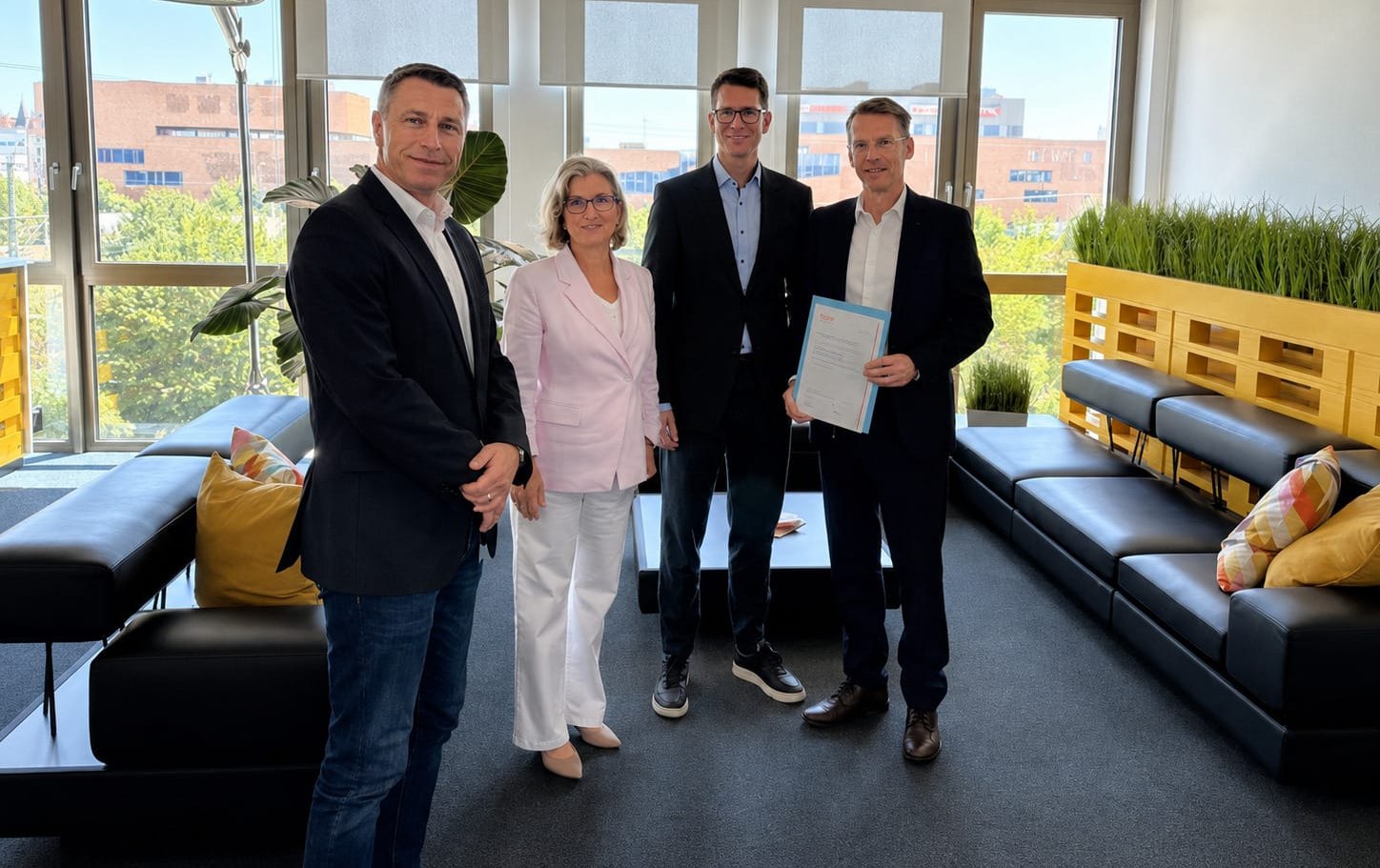 Sven Bruckner, Martina Weihing, Florian Beck, Frank Lengefeld (von links) bei der Übergabe der Preferred Supplier-Urkunde.