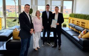 Sven Bruckner, Martina Weihing, Florian Beck, Frank Lengefeld (von links) bei der Übergabe der Preferred Supplier-Urkunde.