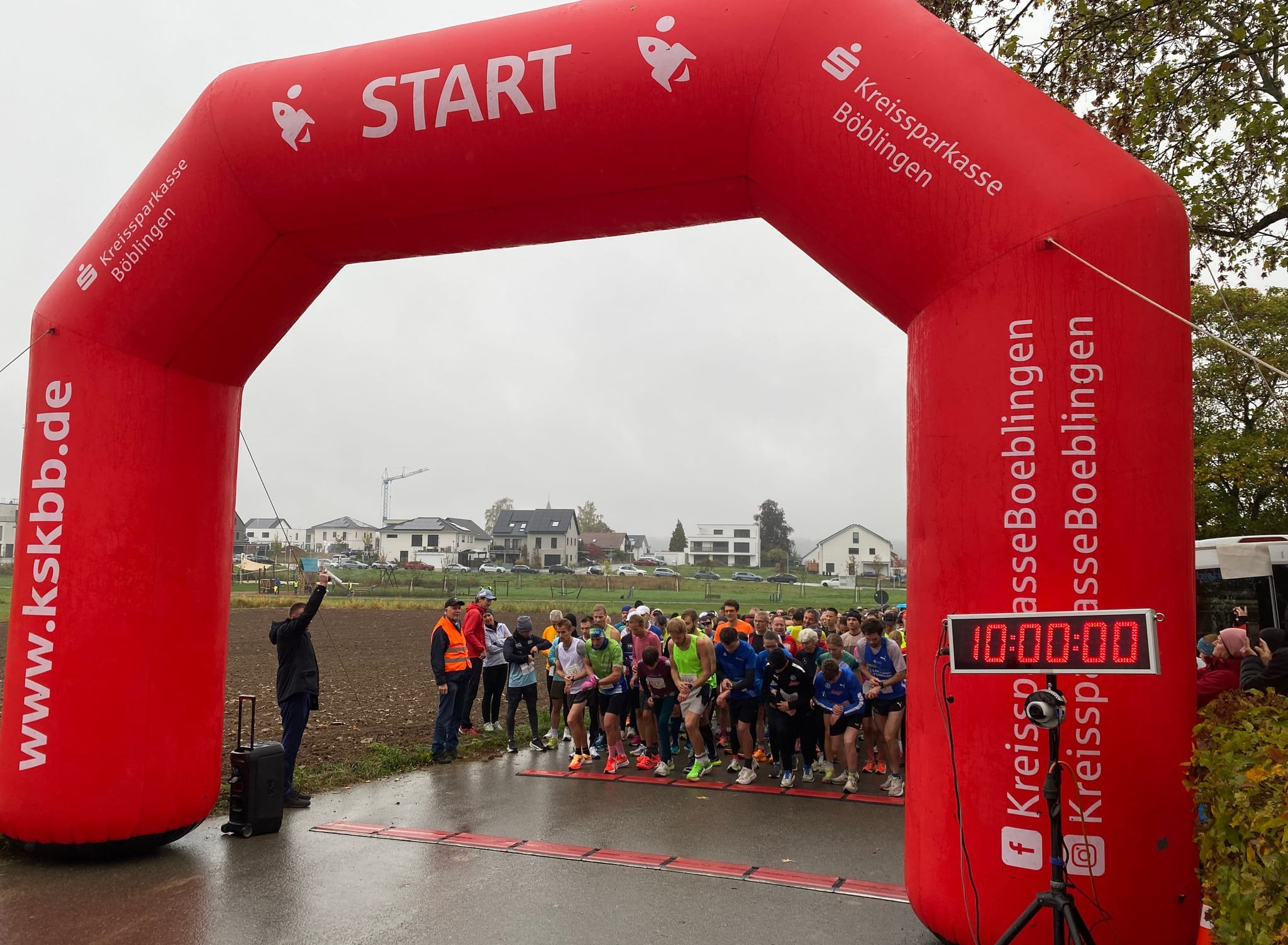 Hildrizhausens Bürgermeister Benedikt Thoma gibt Punkt 10 Uhr den Startschuss für den Hauptlauf des Naturpark Schönbuchlaufs.