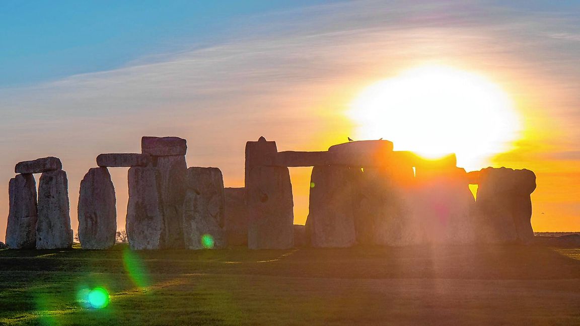 Zur Sommersonnenwende – in diesem Jahr am 20. Juni –  geht die Sonne exakt hinter dem  „Heel Stone“ auf, dem Eingang zu dem jahrtausendealten, weltbekannten Steinkreis von Stonehenge. Die Sonnenstrahlen fallen in die Mitte des Monuments. Die Steine sind exakt auf den Sonnenstand der Sommer- und Wintersonnenwende ausgerichtet.