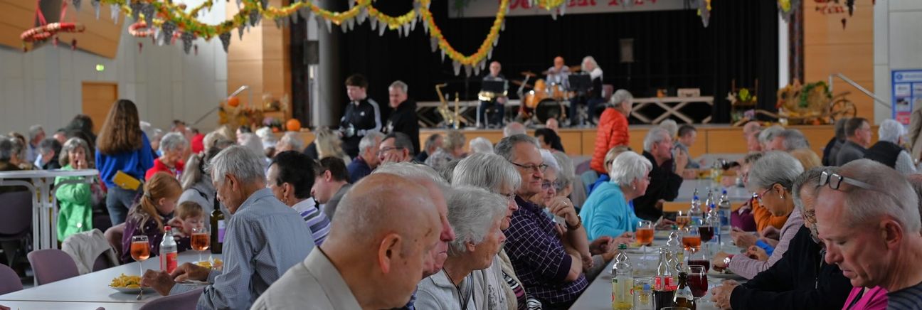 Die Trauben hingen beim Weinfest des Magstadter Musikvereins nur in der Festhallendekoration hoch. Ansonsten kamen die Besucher bei Essen, Trinken und Musik auf ihre Kosten. Bild: Reichert