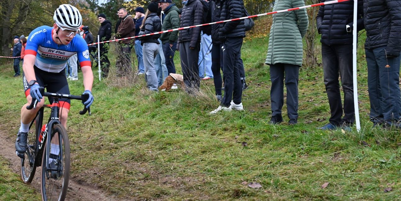 Max Vetter arbeitete sich nach einem verkorksten Start bei der Männerelite Meter um Meter nach vorne und belegte schließlich als bester Magstadter Platz 13.Bild: Reichert