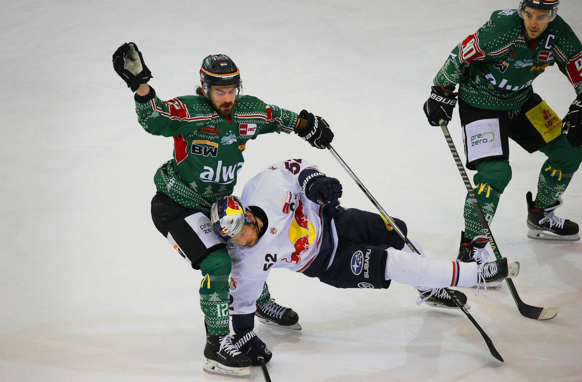 Die Steelers kämpfen in der DEL gegen den Abstieg: C.J. Stretch (li.) und Constantin Braun (re.) gegen den Münchner Patrick Hager.
 Foto: Baumann/Alexander Keppler