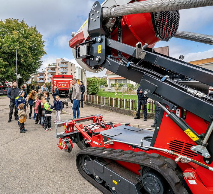 Mit dem Riesenventilator der Böblinger Feuerwehr haben die Kinder besonders viel Spaß.