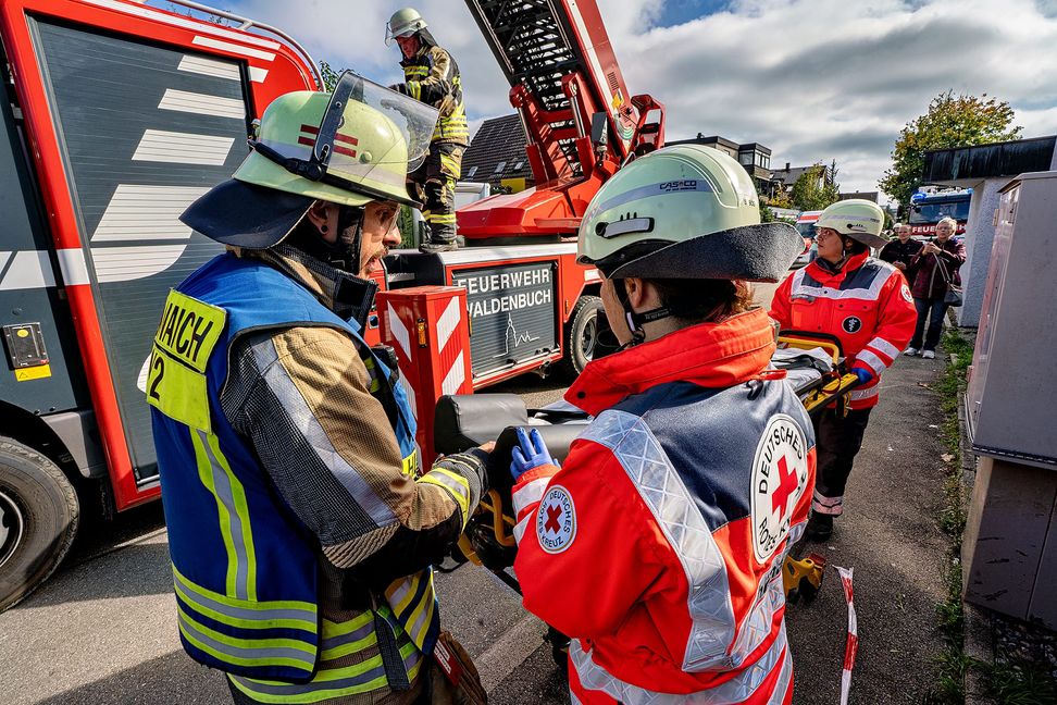 Bei der Feuerwehrübung in Schönaich wird der Verletzte geborgen und dem Roten Kreuz übergeben.