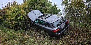 Den Mercedes-Banz hat es aus der Kurve getragen.