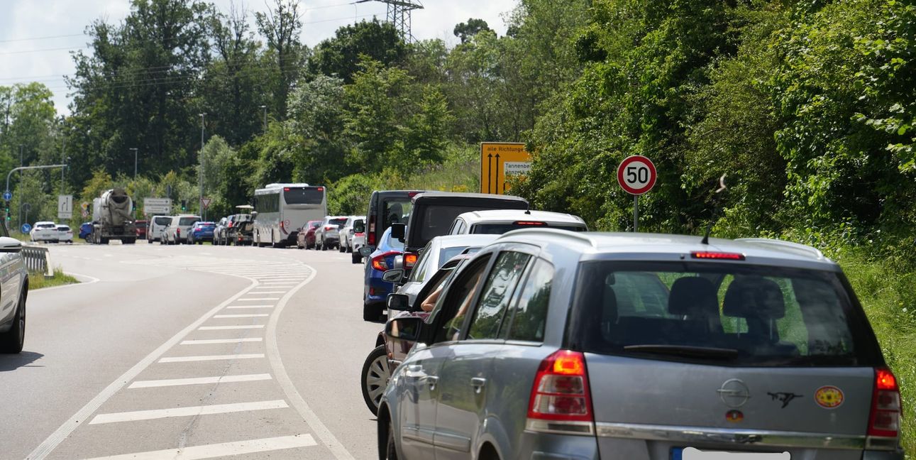 Aus Richtung Schönaich stehen die Autos Stoßstange an Stoßstange.Bild: Dettenmeyer