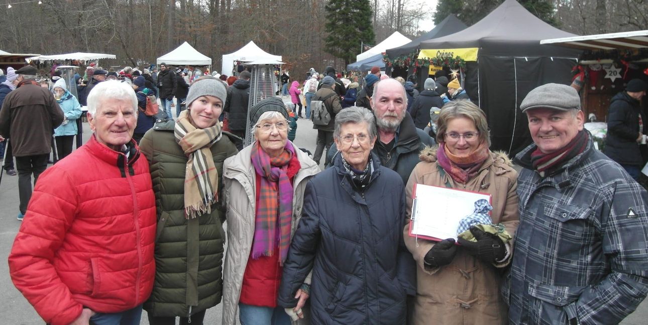 Sie freuen sich über den großen Andrang: Roland Oberdorfer, Jessica Hiller, Gerlinde Hiller, Doris Burkhardt, Reiner Blessing, Ilona Scheffelmeyer, Jochen Hiller (von links).