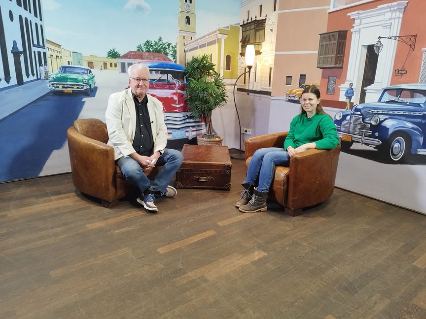 Marie Beddies (rechts) arbeitet für Amila. Im Stadtgespräch Böblingen auf Regio TV stellt sie im Dialog mit Hans-Jörg Zürn (Sindelfinger Zeitung/Böblinger Zeitung) die Beratungsstelle für häusliche Gewalt im Landkreis Böblingen vor.