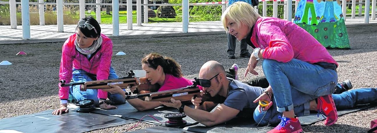 Simone Hauswald (links) und Anke Faller geben Tipps für den Spaß-Biathlon vor der Kongresshalle. Bild: Müller