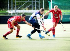 Böblingens Spielertrainer Claudius Müller wird von zwei Bietgheimer Spielern in die Zange genommen. Bild: photostampe