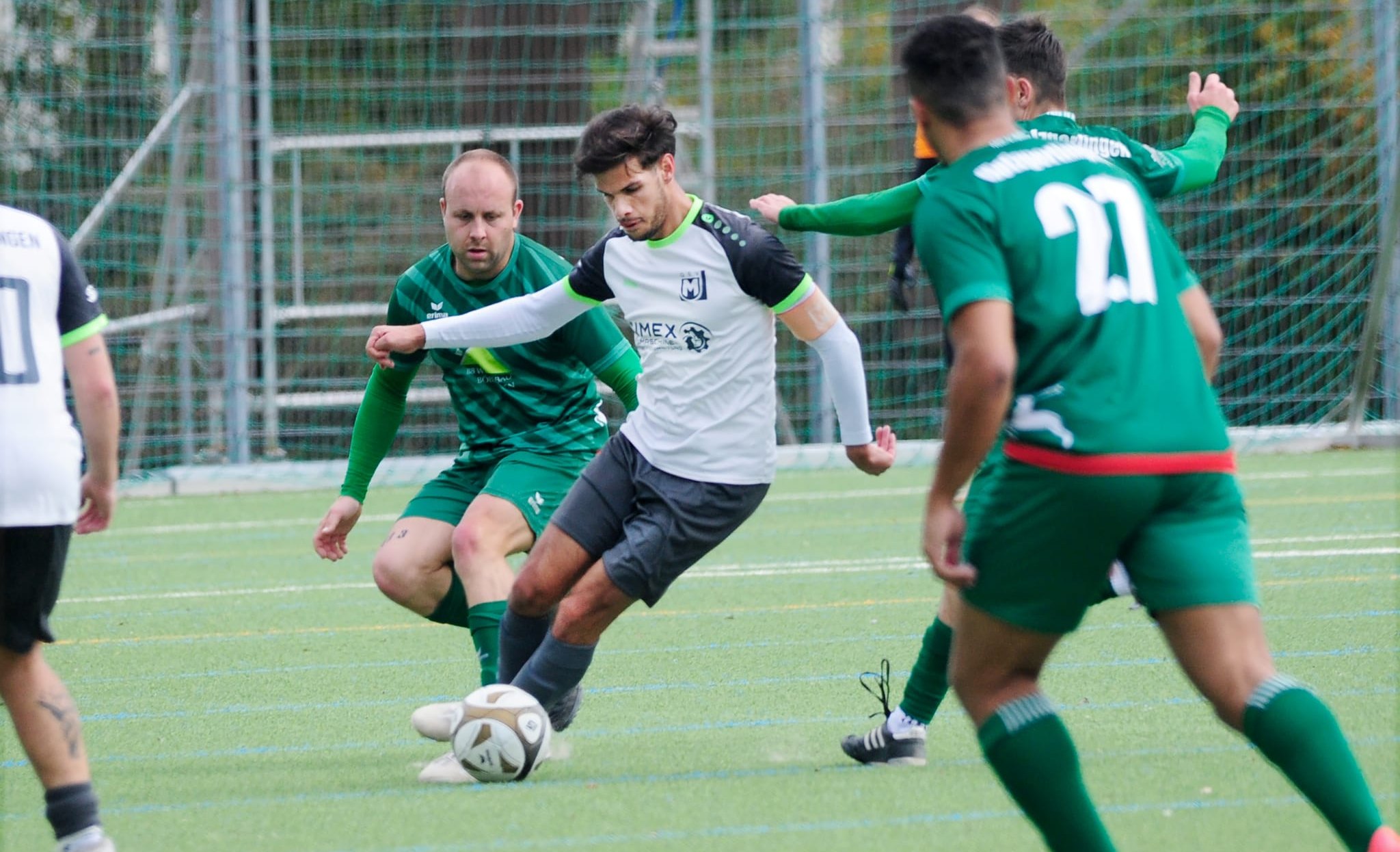 Maichingens  Yannick Fellner (vorne) schirmt den Ball gegen Holzgerlingens Marvin Jilg ab.