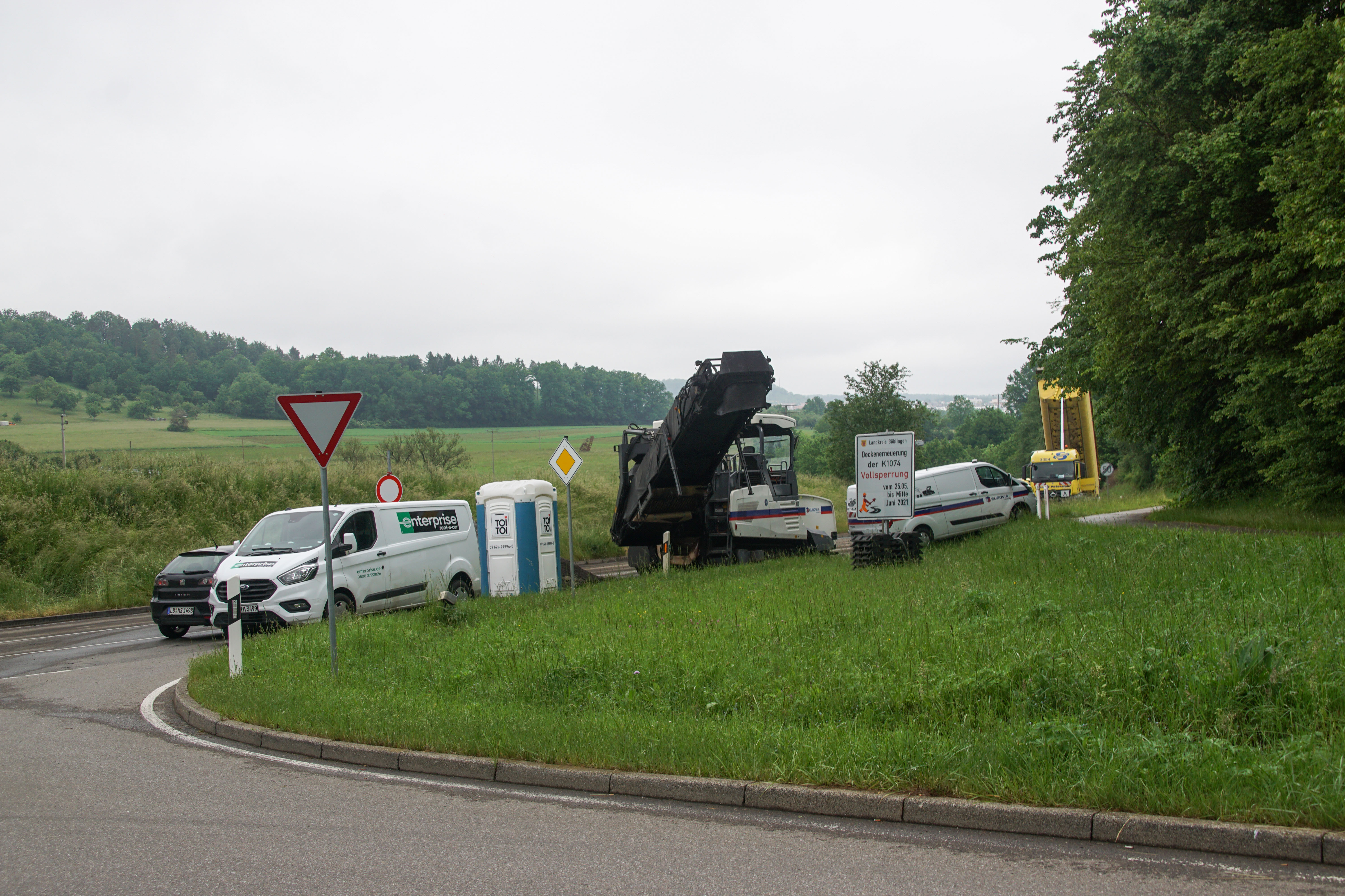 Auf der Kreisstraße 1074 zwischen Holzgerlingen und Schönaich wurde die Asphaltschicht aufgebracht. 
Bild: Dettenmeyer