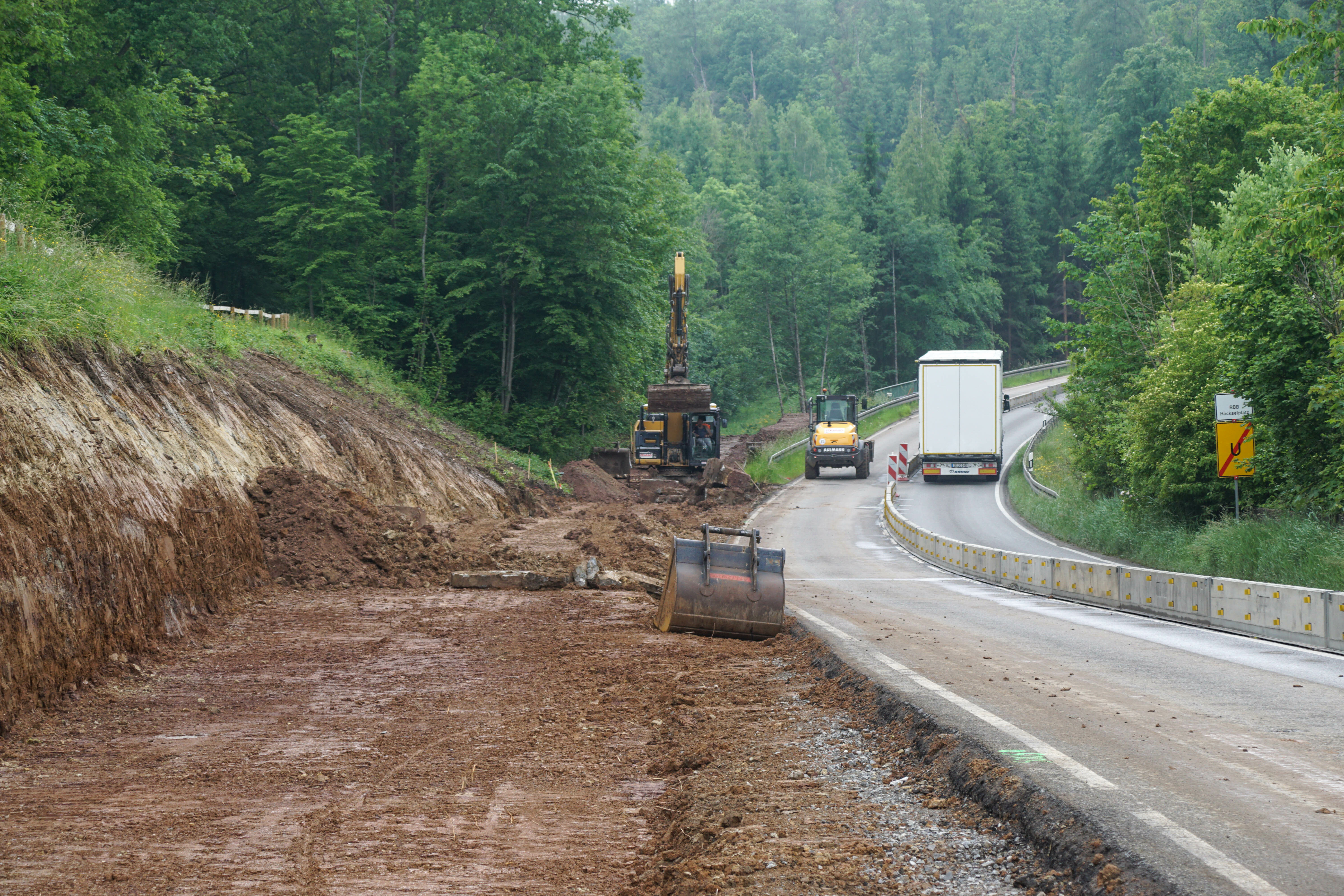 Aud der Panzerstraße zwischen Schönaich und Böblingen laufen die Arbeiten für einen Radweg. Bild: Dettenmeyer