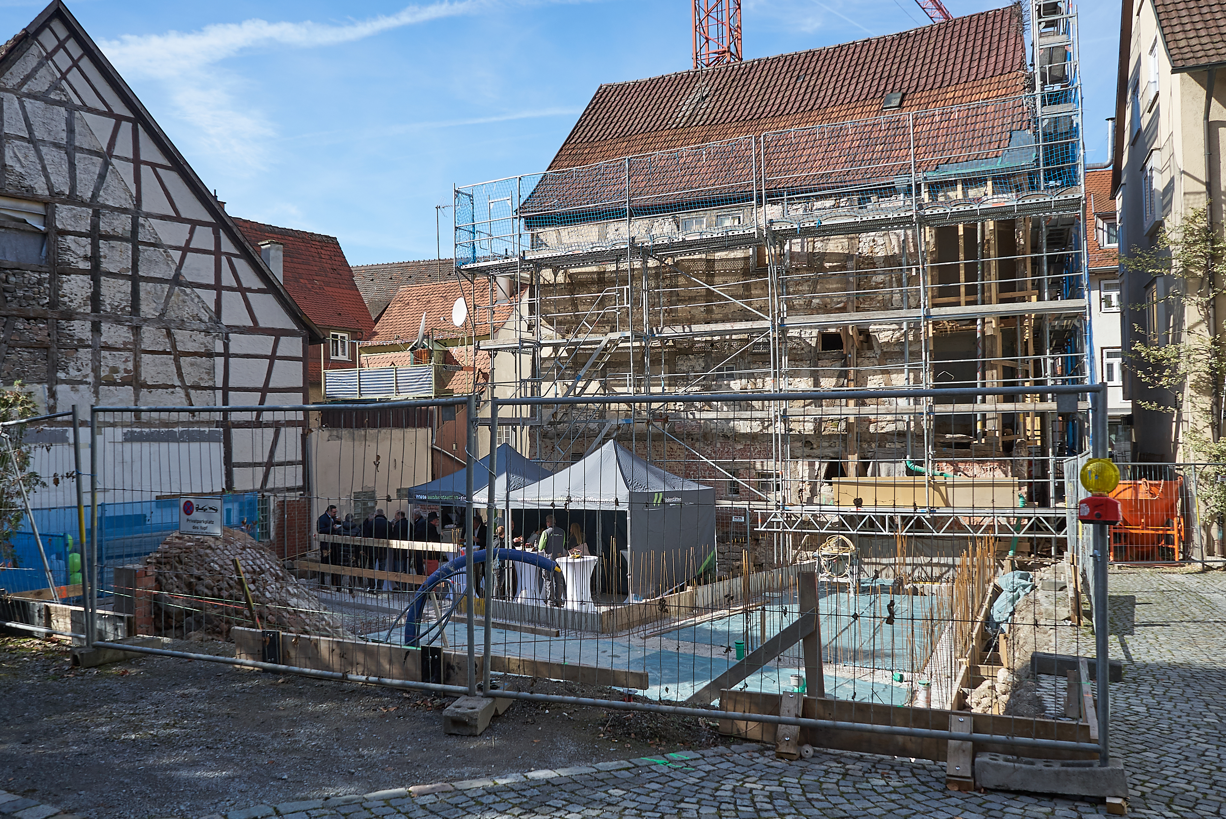 Blick von Hinterhof auf die Rückseite der eingerüsteten Traube. Bilder: Heiden