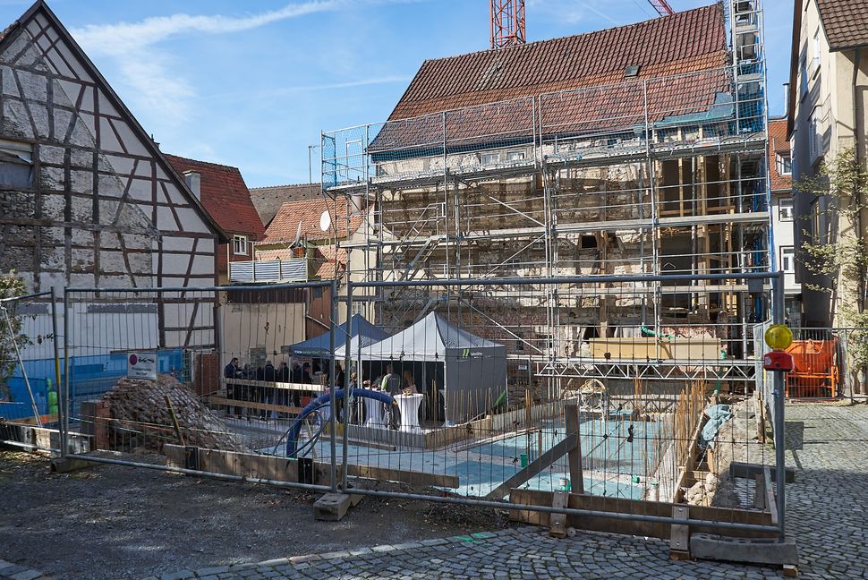 Blick von Hinterhof auf die Rückseite der eingerüsteten Traube. Bilder: Heiden