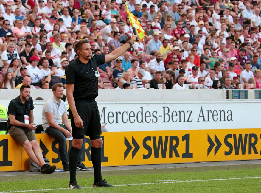 BAU // 05.08.2018, Deutschland, Stuttgart, Fußball Bundesliga Saison 2018/2019 VfB Stuttgart vs. Atlético de Madrid: Schiedsrichter-Assistent Tobias Reichel