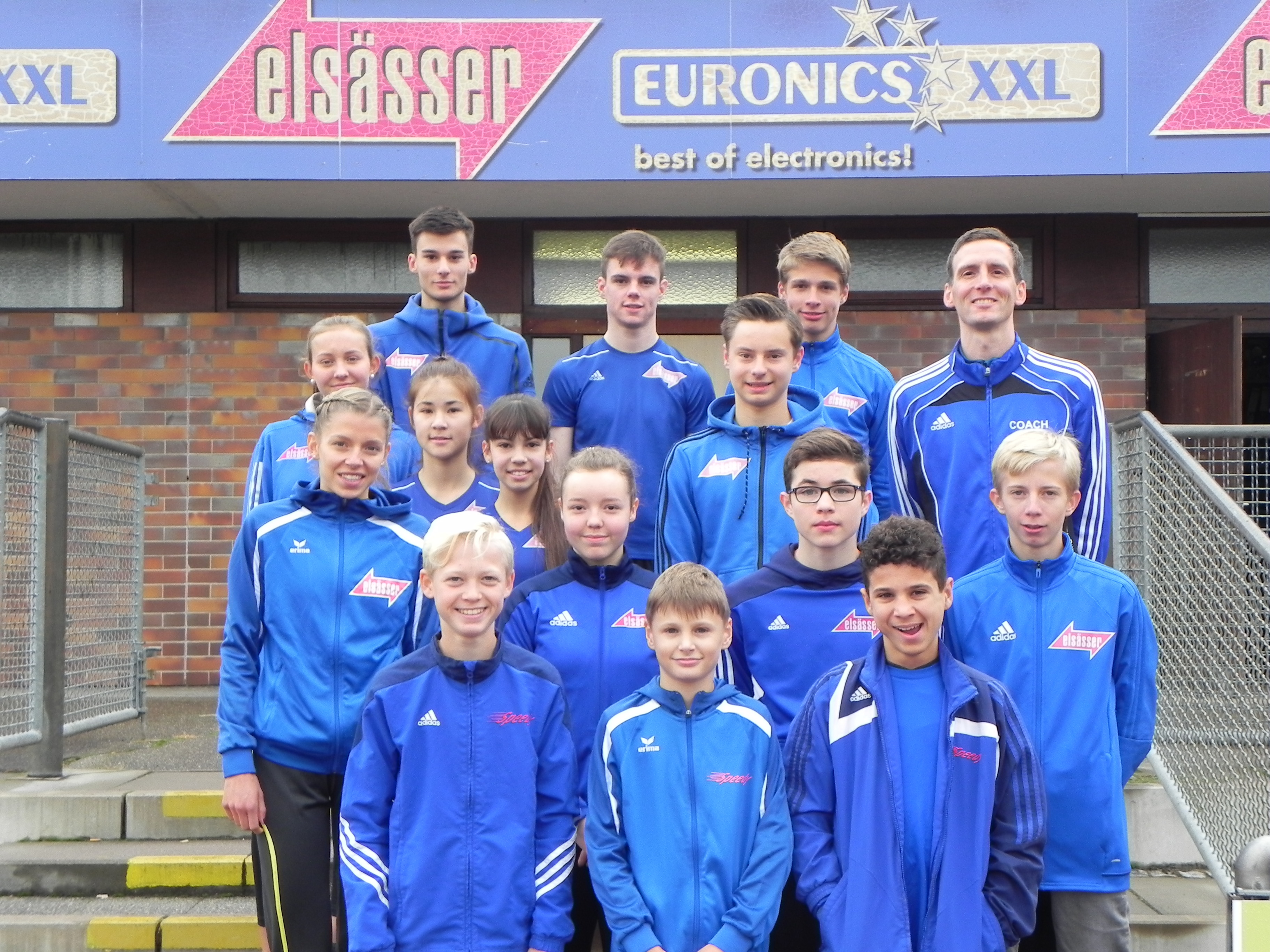 Dazu das Photo:
untere Reihe vlnr: Tammes Ripke, Florian Reichl, Ruben Berretta
2. Reihe vlnr: Trainerin Lisa Hartmann, Marie Müller, Lennart Specht, Kai Michalek
3. Reihe vlnr: Lia Hage, Hannah Gotsch, Karina Plut, Arne Dümmler
obere Reihe vlnr: Trainer Aleksandar Gacic, Benjamin Görg, Christian Bohn, Trainer Jan Gans.