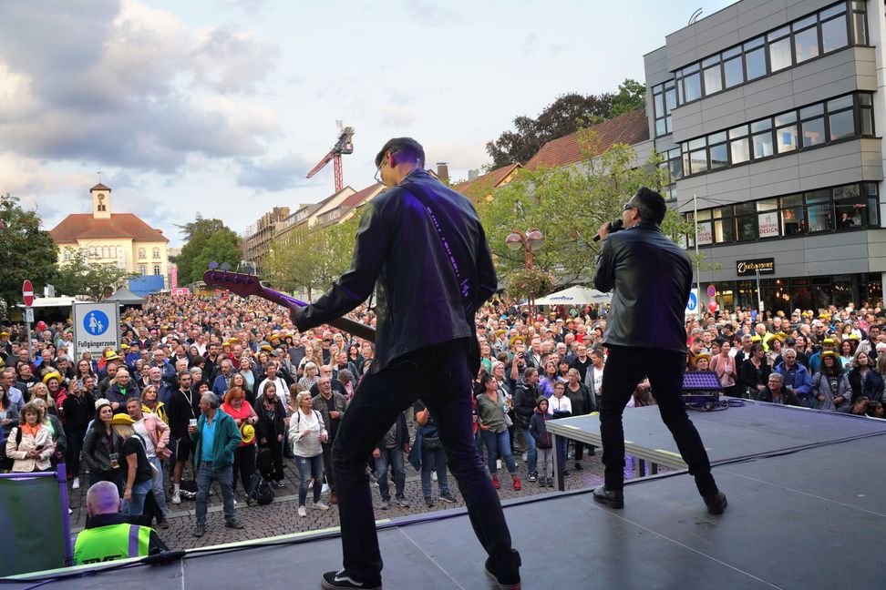 Krönender Abschluss von Sindelfingen rockt 2023: Auch zum Konzert von TribU2 kamen mehr als 4000 Besucher auf den Marktplatz. Bild: Dettenmeyer