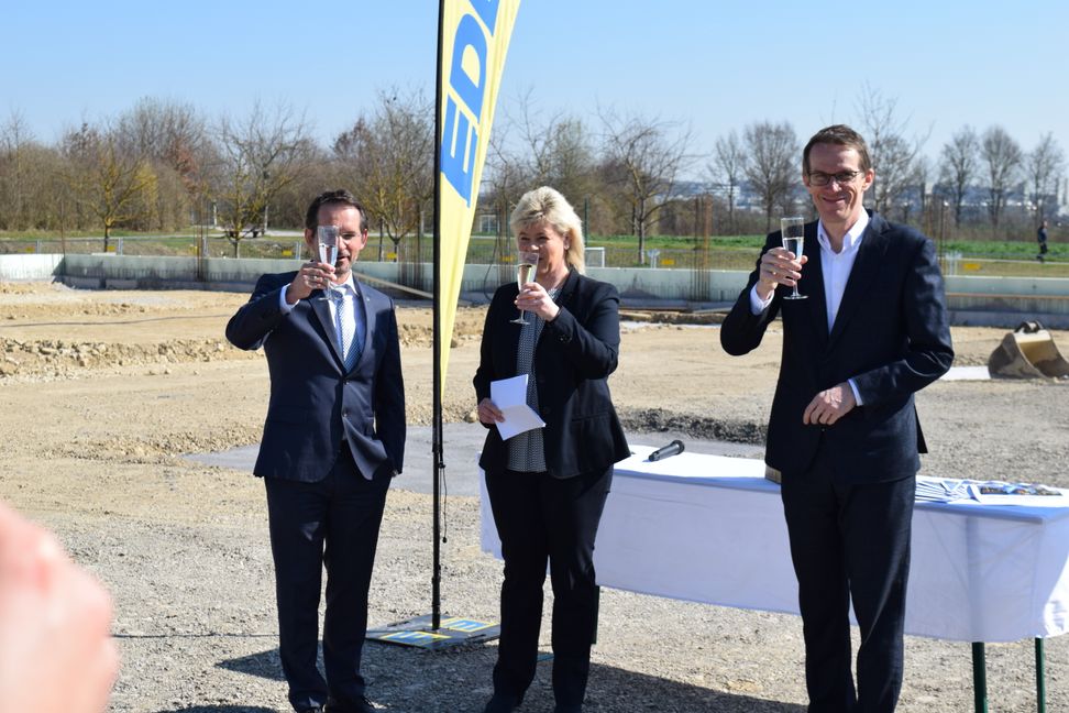 Auf ein erfolgreiches Gelingen des Bauprojekts (von links): Wolfgang Seiler, Heidrun Weinmann und Wolfgang Lützner.