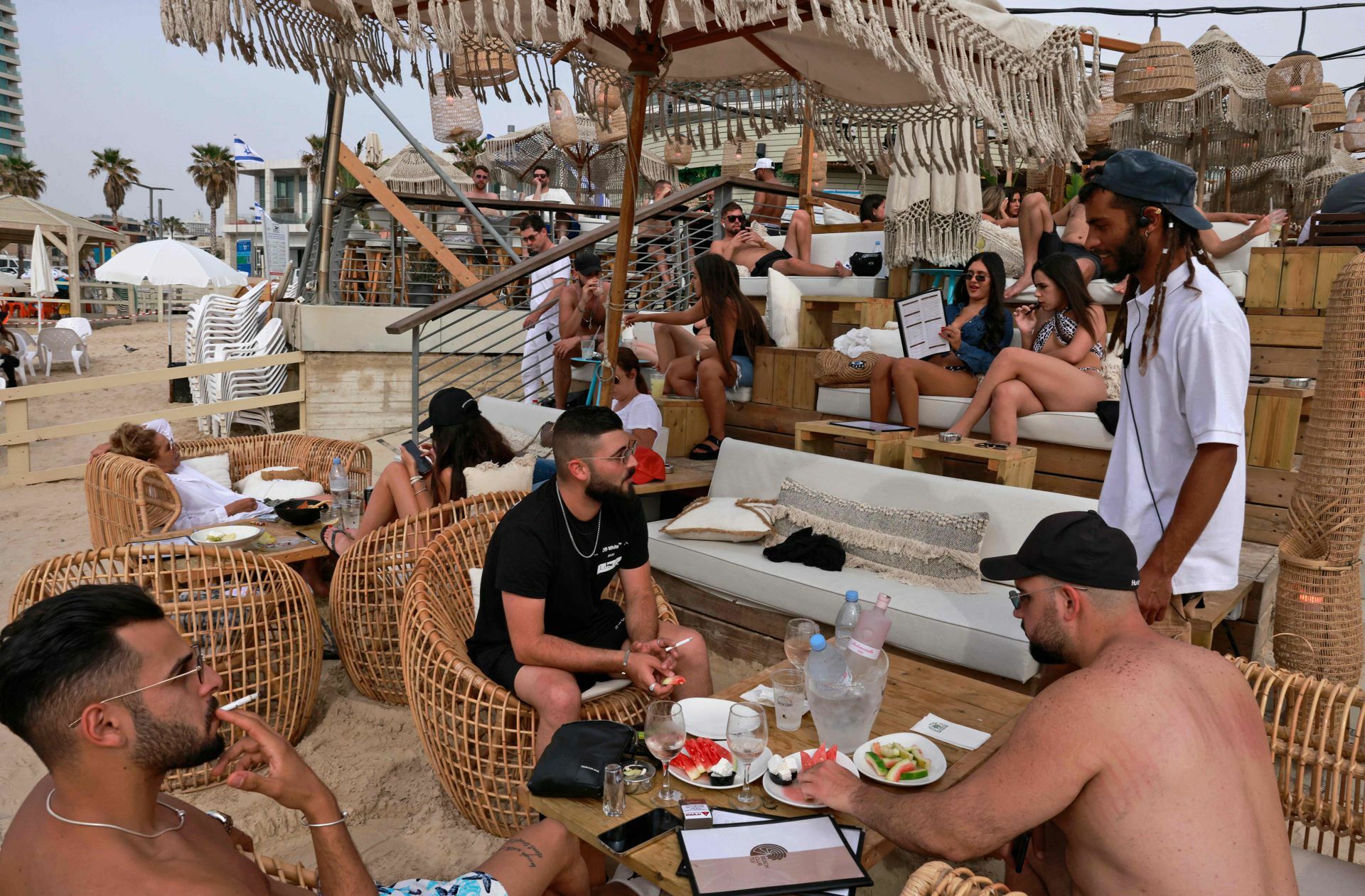 In Israel wird treffen sich die Menschen wieder ohne Maske am Strand. Foto: AFP/Menahem Kahana
