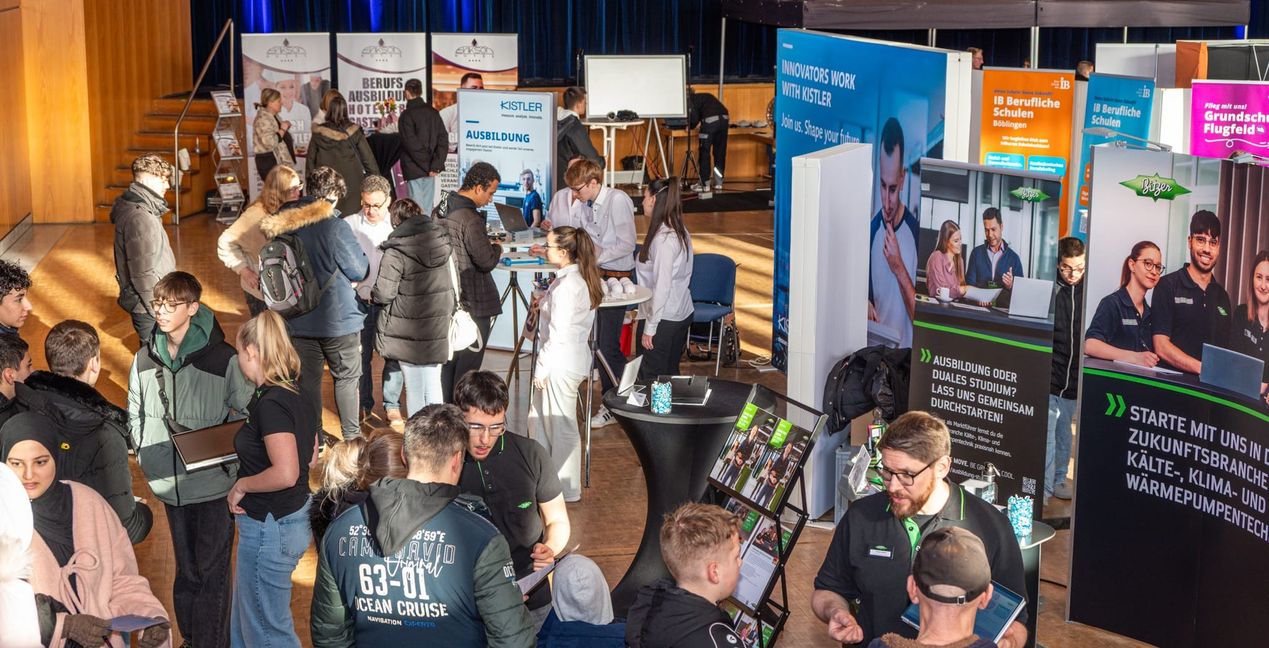 Über 40 Aussteller, interaktive Mitmach-Aktionen und das Azubi-Quest boten den Jugendlichen in der Sindelfinger Stadthalle spannende Einblicke in Ausbildung und Berufswelt.