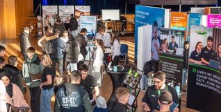 Über 40 Aussteller, interaktive Mitmach-Aktionen und das Azubi-Quest boten den Jugendlichen in der Sindelfinger Stadthalle spannende Einblicke in Ausbildung und Berufswelt.
