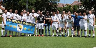 Da ist das Ding! Bezirksspielleiter Uli Probst überreicht den Wimpel an Radnik-Kapitän Maid Talic.