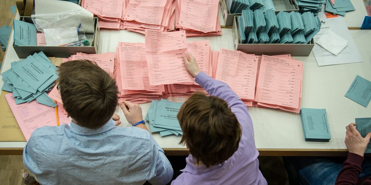 Wahlhelfer sortieren  Briefwahlzettel  bei der Landtagswahl 2016.