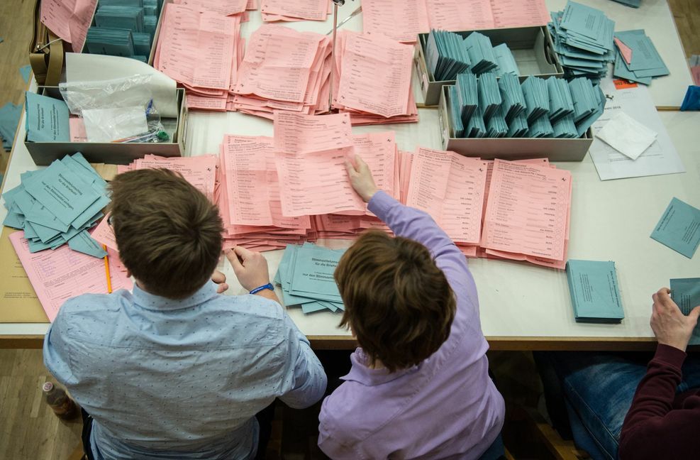 Wahlhelfer sortieren  Briefwahlzettel  bei der Landtagswahl 2016.