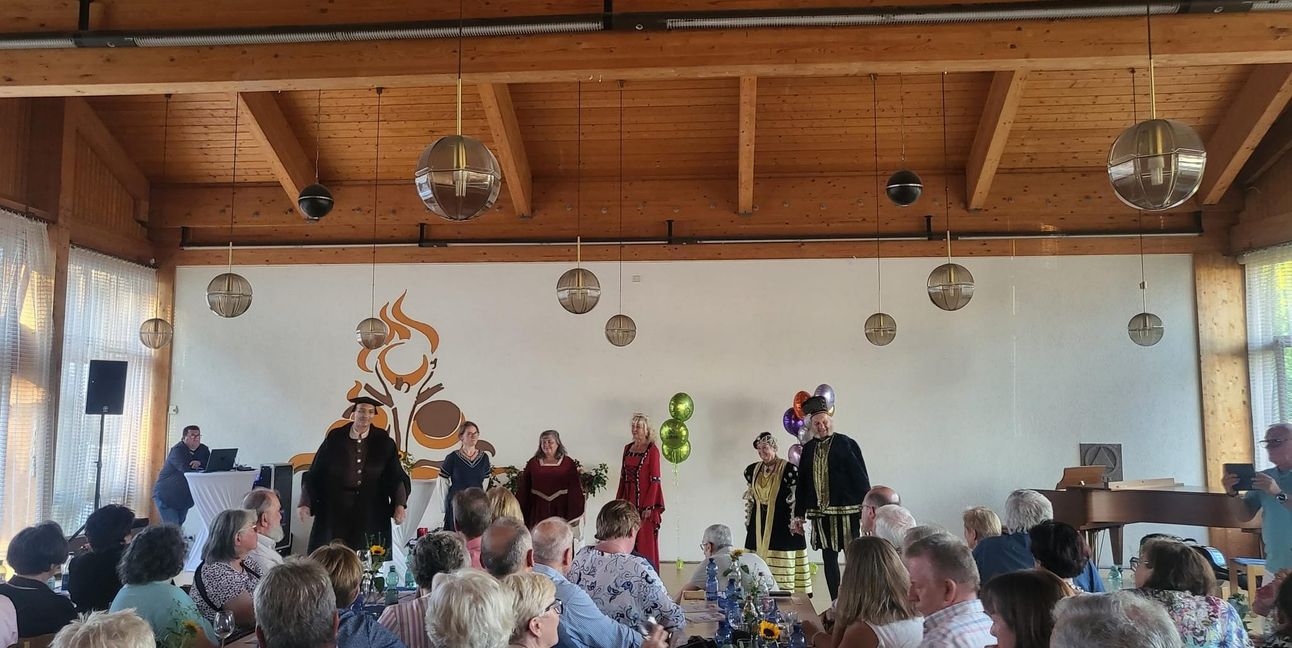 Die Renaissance-Tanzgruppe aus der Partnerstadt Torgau hat das Fest im Gemeindesaal der Dreifaltigkeitskirche aufgelockert.