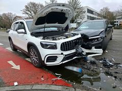 Die zwei Autos müssen nach dem Unfall abgeschleppt werden.