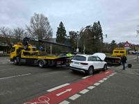 Unfall in der Böblinger Straße: Zwei Autos nach Vorfahrtsmissachtung abgeschleppt.