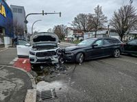Unfall in der Böblinger Straße: Zwei Autos nach Vorfahrtsmissachtung abgeschleppt.