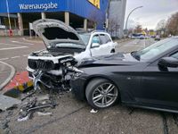 Unfall in der Böblinger Straße: Zwei Autos nach Vorfahrtsmissachtung abgeschleppt.
