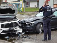 Unfall in der Böblinger Straße: Zwei Autos nach Vorfahrtsmissachtung abgeschleppt.