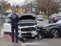 Unfall in der Böblinger Straße: Zwei Autos nach Vorfahrtsmissachtung abgeschleppt.