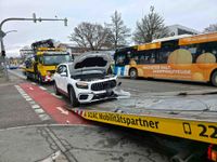 Unfall in der Böblinger Straße: Zwei Autos nach Vorfahrtsmissachtung abgeschleppt.