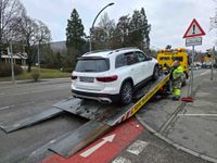 Unfall in der Böblinger Straße: Zwei Autos nach Vorfahrtsmissachtung abgeschleppt.
