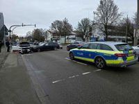 Unfall in der Böblinger Straße: Zwei Autos nach Vorfahrtsmissachtung abgeschleppt.
