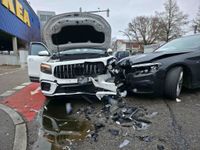 Unfall in der Böblinger Straße: Zwei Autos nach Vorfahrtsmissachtung abgeschleppt.