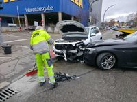 Unfall in der Böblinger Straße: Zwei Autos nach Vorfahrtsmissachtung abgeschleppt.