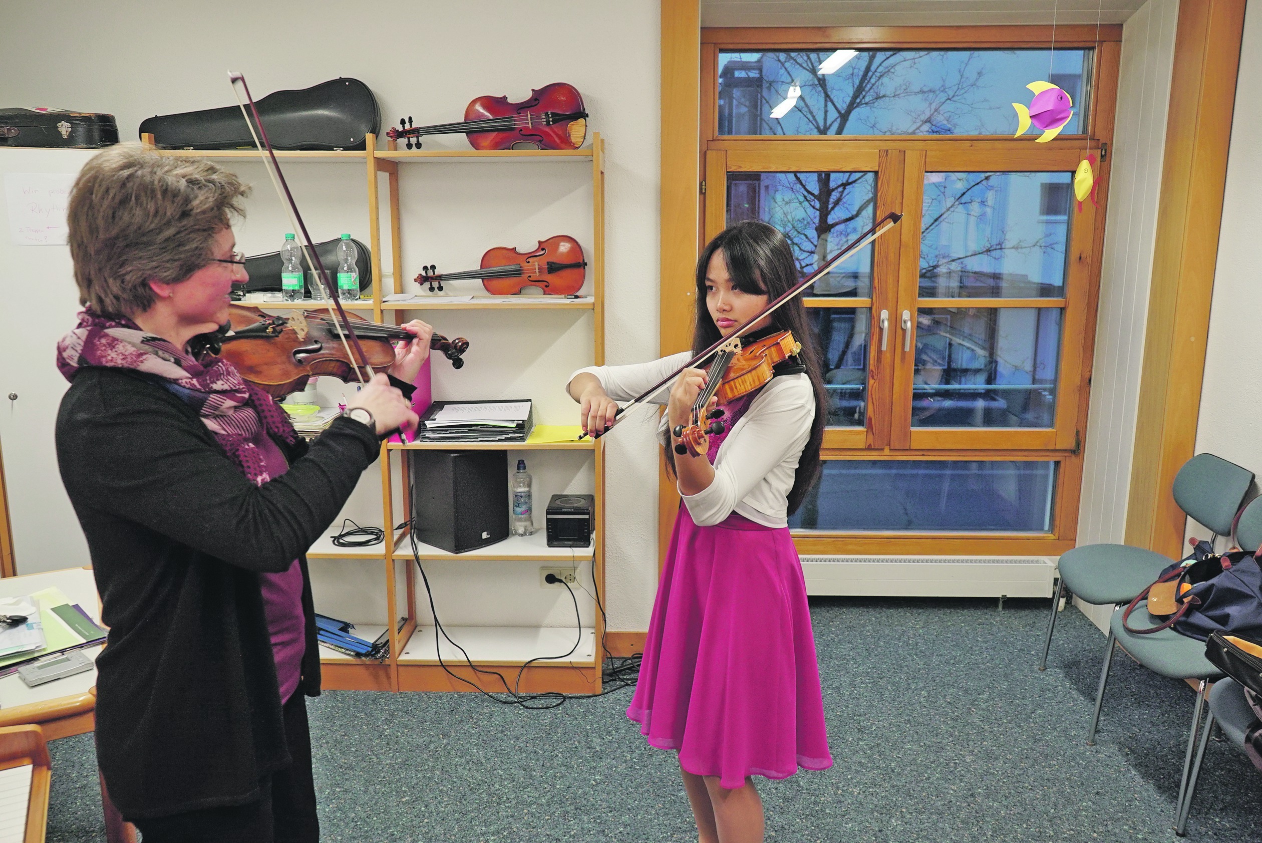 Jugend musiziert: Theresia Hanke spielt ihre langjährige Violinschülerin Ratiya Düpre in einem Unterrichtsraum für deren Wettbewerbsauftritt ein.  Bild: Heiden