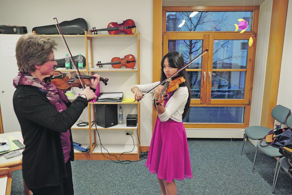 Jugend musiziert: Theresia Hanke spielt ihre langjährige Violinschülerin Ratiya Düpre in einem Unterrichtsraum für deren Wettbewerbsauftritt ein. Bild: Heiden